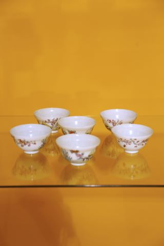 Ensemble de six coupelles en porcelaine