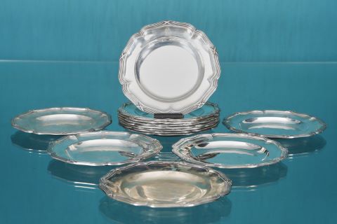 Suite de 13 assiettes à dessert