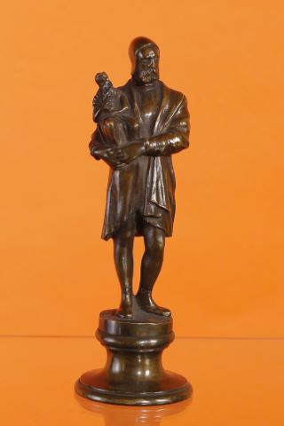 Michel-Ange tenant sa sculpture de Moïse
