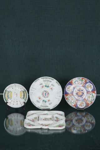 Ensemble de coupelles et assiettes en porcelaine