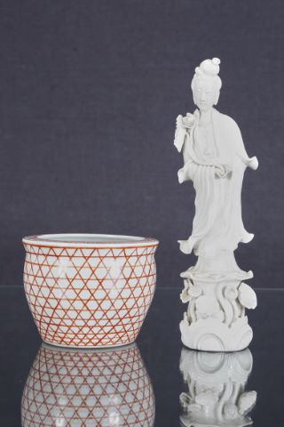 Guanyin tenant une fleur
