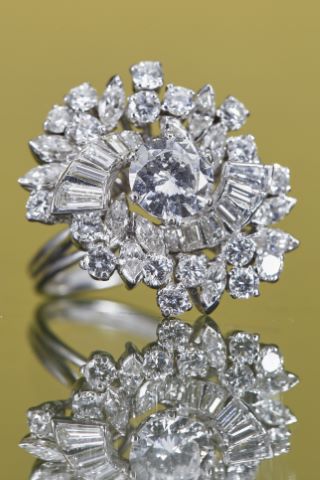 Bague dessinant un motif de fleur