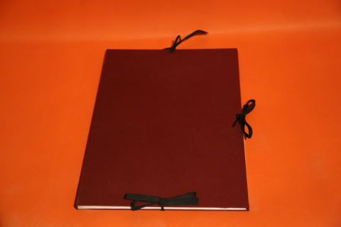 Portfolio de treize lithographies dans une chemise rouge bordeaux
