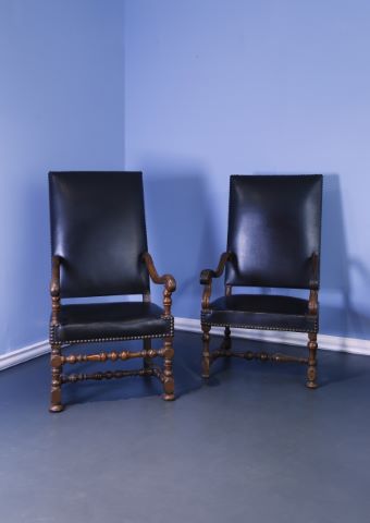 Suite de deux fauteuils à haut dossier