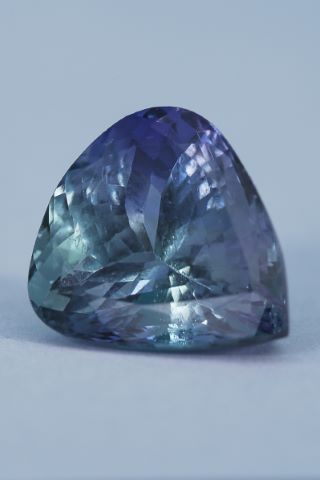Tanzanite de taille poire pesant 10,49 carats