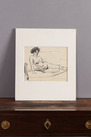 Femme nue étendue sur un canapé et Femme lisant sur…