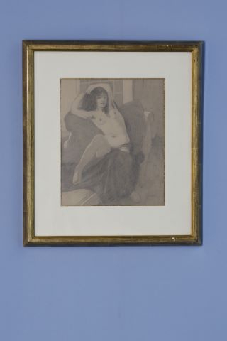 Femme nue allongée sur une méridienne