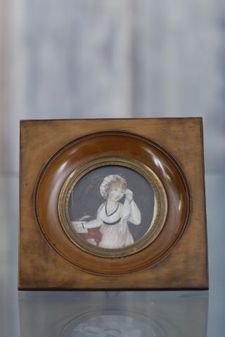 Miniature d’une jeune femme écrivant