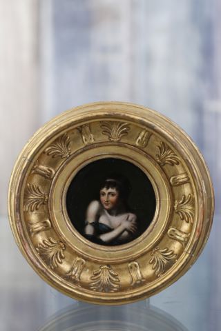 Femme pudique