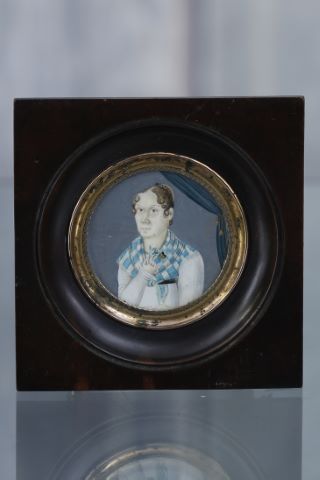 Portrait de femme tenant une pensée