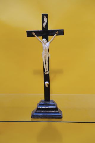 Crucifix en bois et ivoire