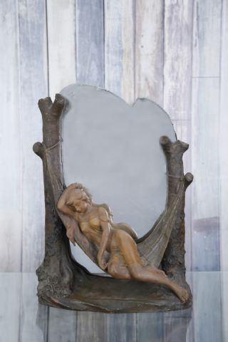 Jeune femme assoupie dans un hamac