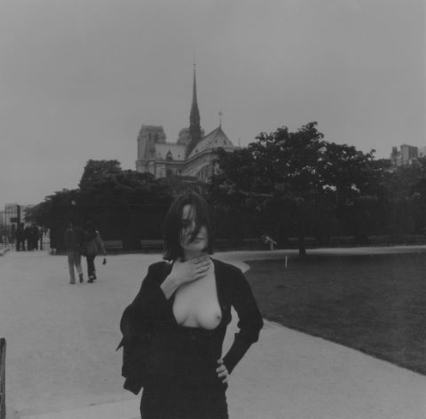 Demi-nue devant Notre Dame
