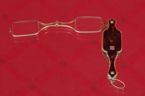 Paire de lunettes pliantes