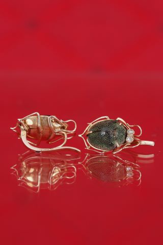 Rare paire de dormeuses scarabées