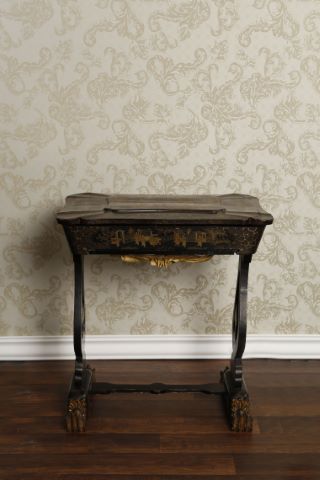 Table chiffonnière de forme mouvementée