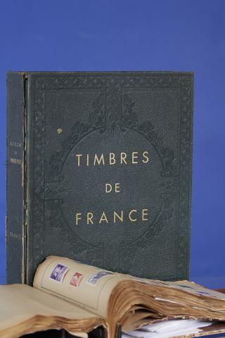 Deux albums de timbres