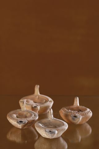 Lot composé de quatre lampes à huile