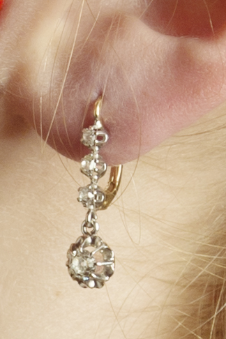 Paire de boucles d'oreilles dites dormeuses