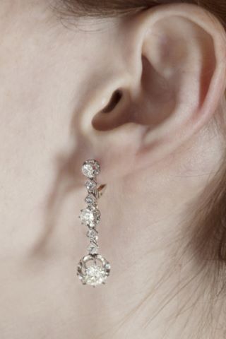 Paire de boucles d'oreilles dites «dormeuses »