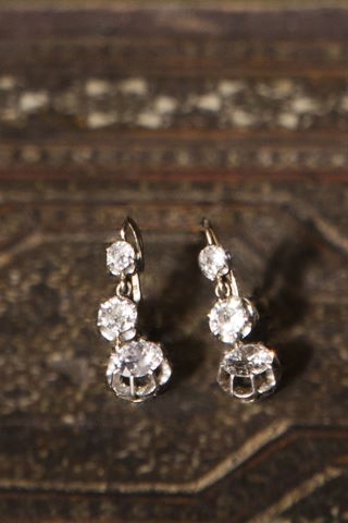 Paire de boucles d'oreilles dites dormeuses