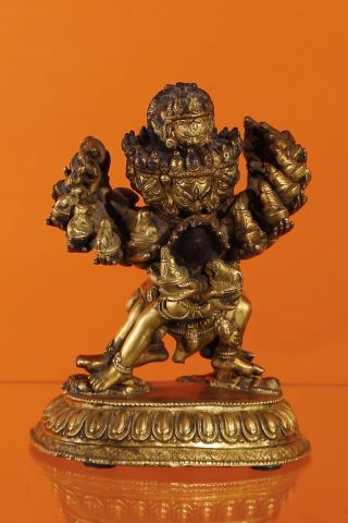 Yamantaka tenant Vajravetali dans ses bras