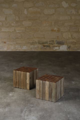Paire de tabourets ou de bouts de canapé modèle 