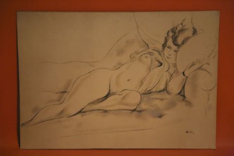 Femme déshabillée sur un sofa