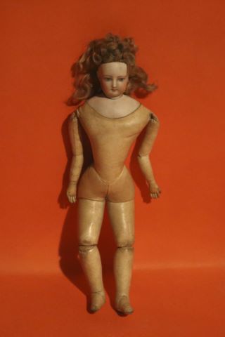 Poupée de type parisienne