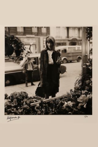 Françoise Hardy devant le fleuriste