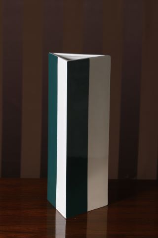 Daniel Buren (né en 1938) Vase de la série...