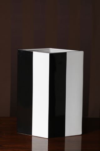 Daniel Buren (né en 1938) Vase de la série...