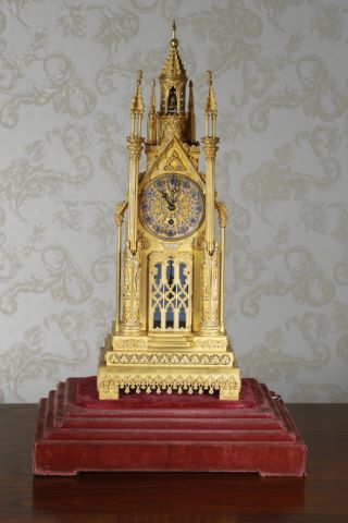 Pendule figurant une cathédrale gothique