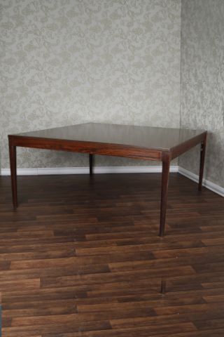 Grande table de salle à manger carrée modèle 