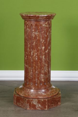 Colonne cannelée formant sellette