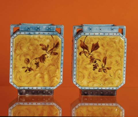 Paire de vases rectangulaires à deux anses