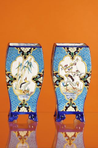 Paire de vase à section carrée reposant sur quatre pieds