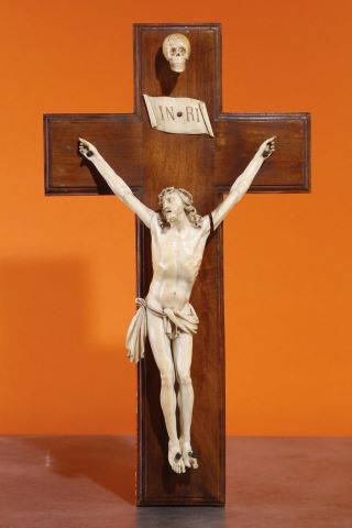 Crucifix avec Christ en ivoire et croix en acajou