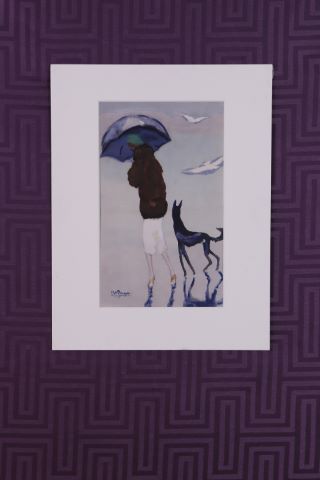 Femme avec un chien marchant sur la plage