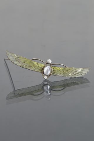 Broche scarabée ailé
