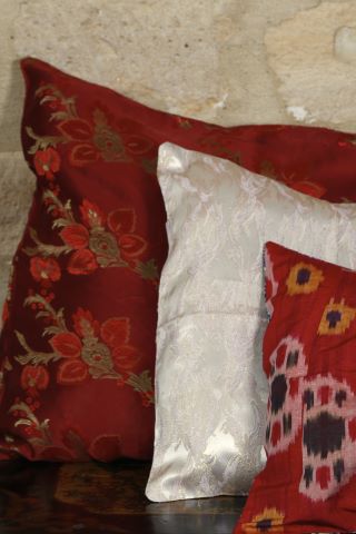 Trois housses de coussin