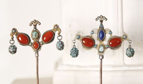 Deux éléments de parure