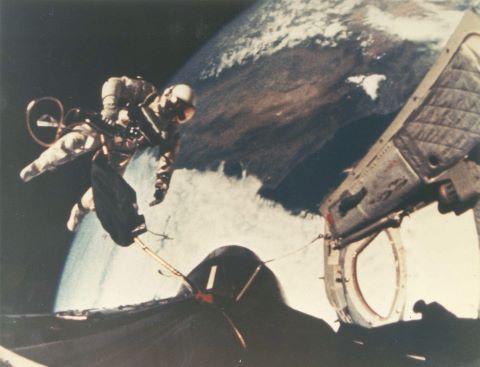 NASA - James McDivitt Ed White flottant...