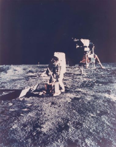 Buzz Aldrin installe un sismographe. Le module lunaire 