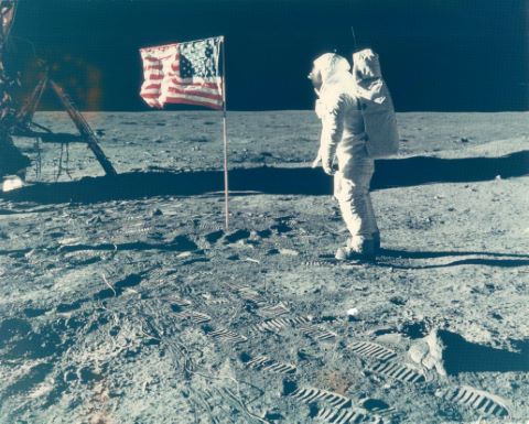 Neil Armstrong salue le drapeau américain. Apollo 11