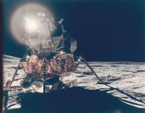 Reflets du Soleil sur le module lunaire 