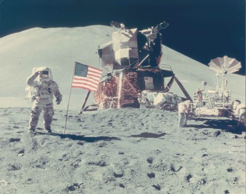 NASA - David Scott James Irwin salue le drapeau...