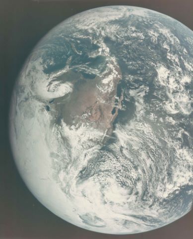 La Terre environ une heure après l'injection translunaire d'Apollo 16