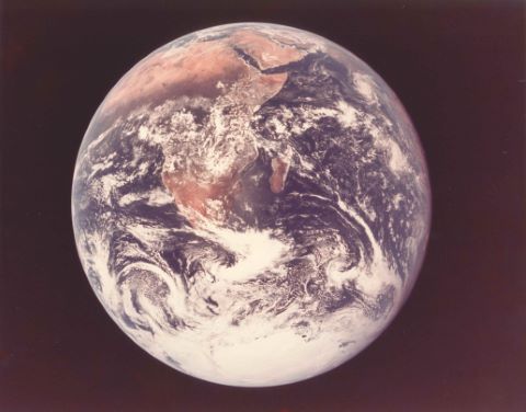 La Bille bleue (blue marble). Première (et unique jusqu'en juillet…
