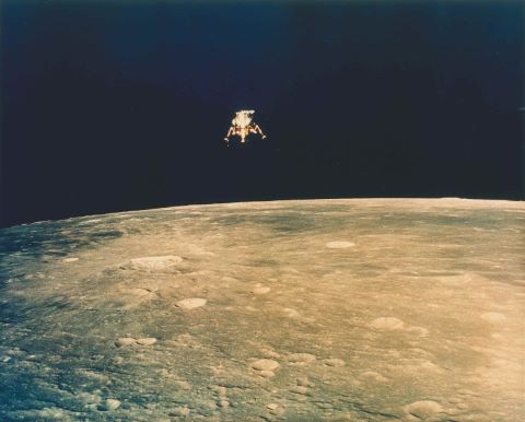 Le module lunaire s'apprête à alunir sur l'océan des Tempêtes.…
